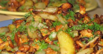 Жареная картошка с лисичками на сковороде